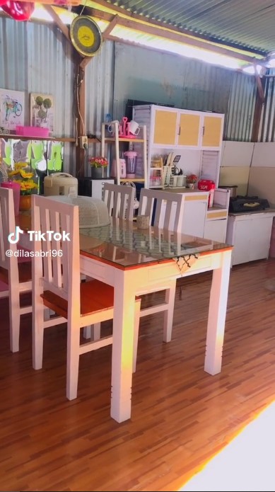 Definisi kerapian bukan soal kemewahan, 7 potret dapur dinding tanpa kitchen set ini sedap dipandang