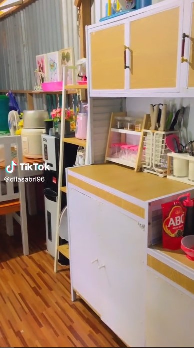 Definisi kerapian bukan soal kemewahan, 7 potret dapur dinding tanpa kitchen set ini sedap dipandang