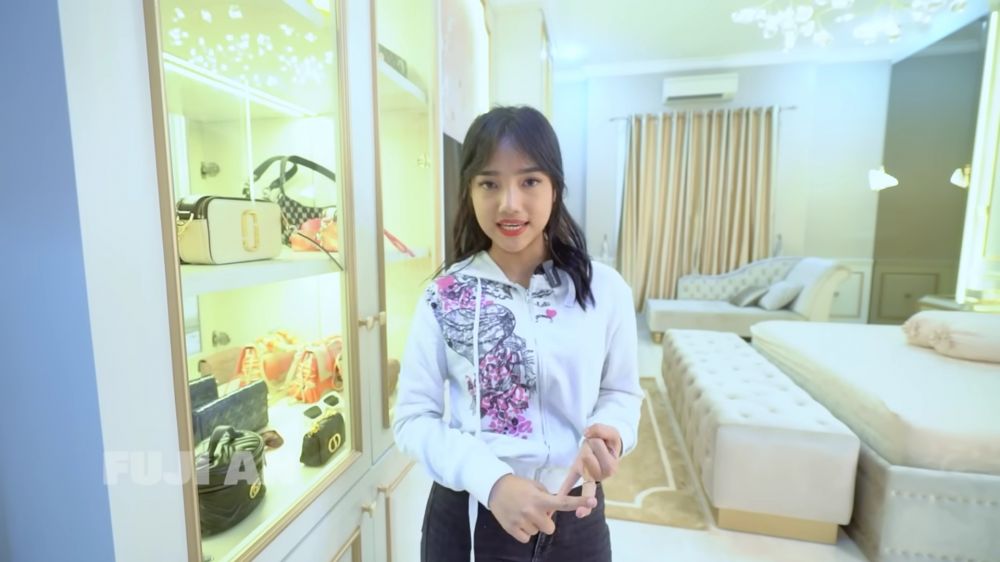 Rumahnya ditaksir senilai Rp 13 M, begini 9 potret kamar mewah Fuji yang dibangun hanya dalam 3 minggu