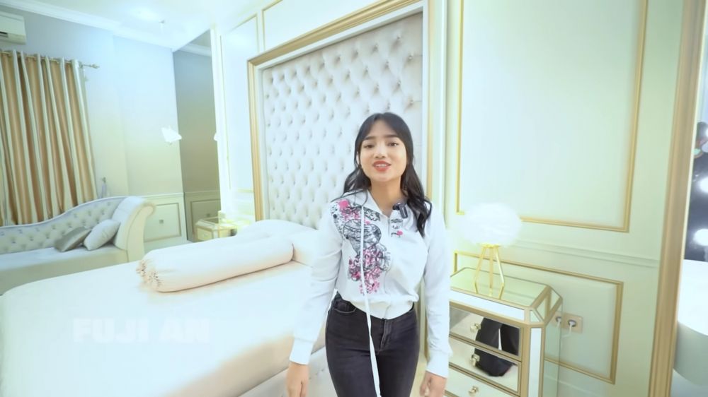 Rumahnya ditaksir senilai Rp 13 M, begini 9 potret kamar mewah Fuji yang dibangun hanya dalam 3 minggu