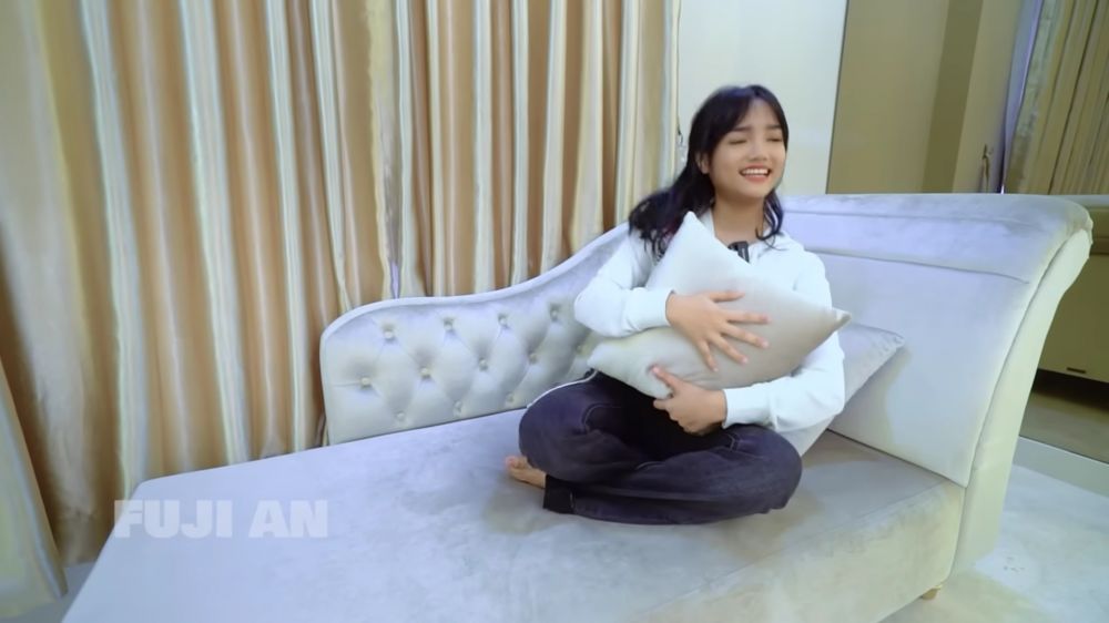 Rumahnya ditaksir senilai Rp 13 M, begini 9 potret kamar mewah Fuji yang dibangun hanya dalam 3 minggu