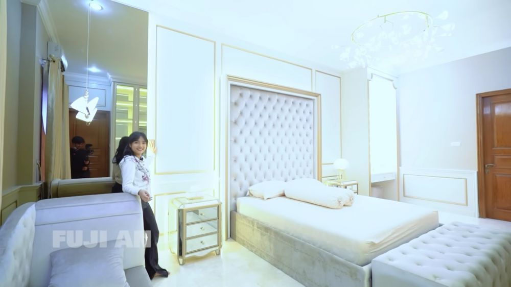 Rumahnya ditaksir senilai Rp 13 M, begini 9 potret kamar mewah Fuji yang dibangun hanya dalam 3 minggu