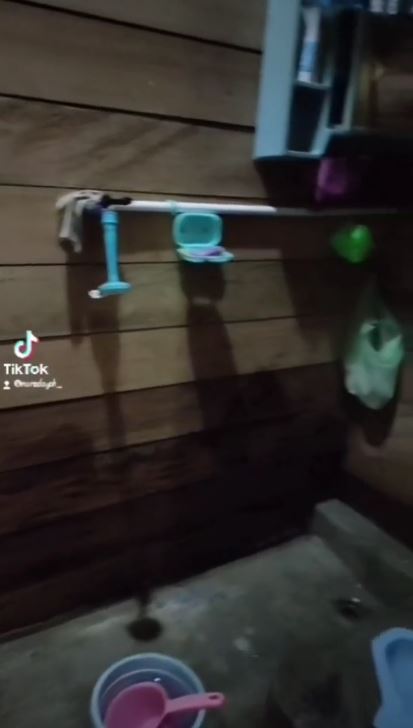 Renovasi cuma habis Rp 1 juta, 7 potret makeover kamar mandi dinding kayu ini hasilnya bikin takjub