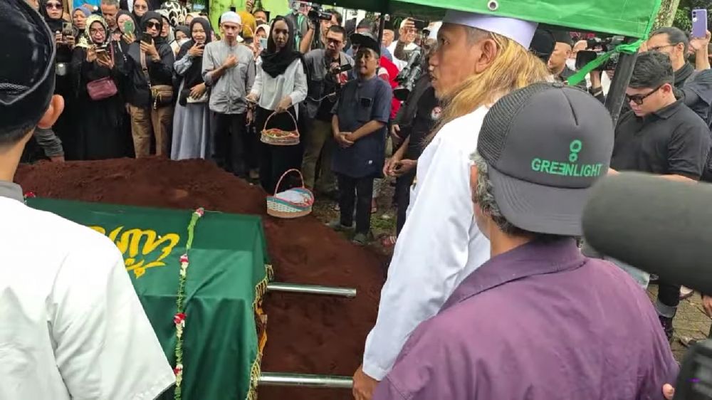 7 Momen haru pemakaman Mat Solar di TPU Haji Daiman, dikelilingi banyak sahabat artis sinetron