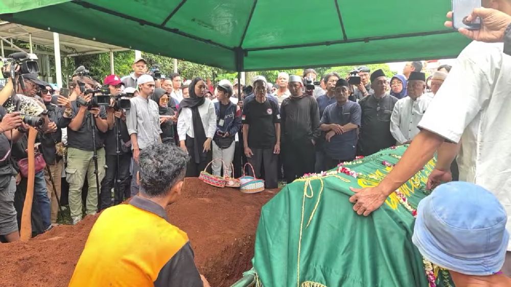 7 Momen haru pemakaman Mat Solar di TPU Haji Daiman, dikelilingi banyak sahabat artis sinetron