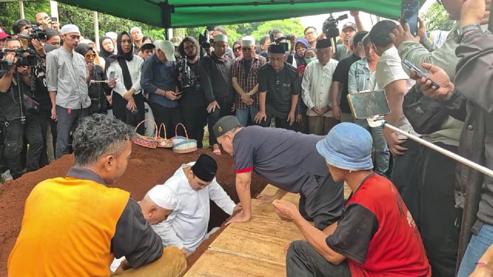7 Momen haru pemakaman Mat Solar di TPU Haji Daiman, dikelilingi banyak sahabat artis sinetron
