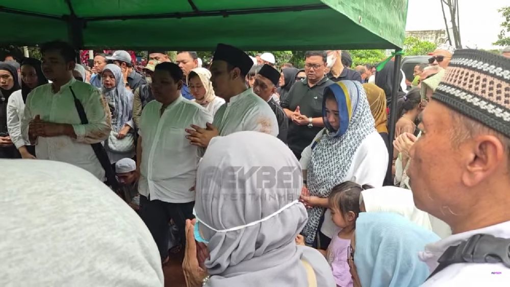 7 Momen haru pemakaman Mat Solar di TPU Haji Daiman, dikelilingi banyak sahabat artis sinetron
