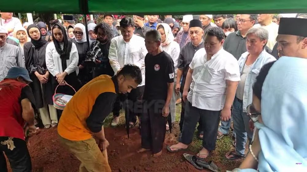 7 Momen haru pemakaman Mat Solar di TPU Haji Daiman, dikelilingi banyak sahabat artis sinetron