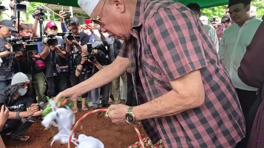 7 Momen haru pemakaman Mat Solar di TPU Haji Daiman, dikelilingi banyak sahabat artis sinetron