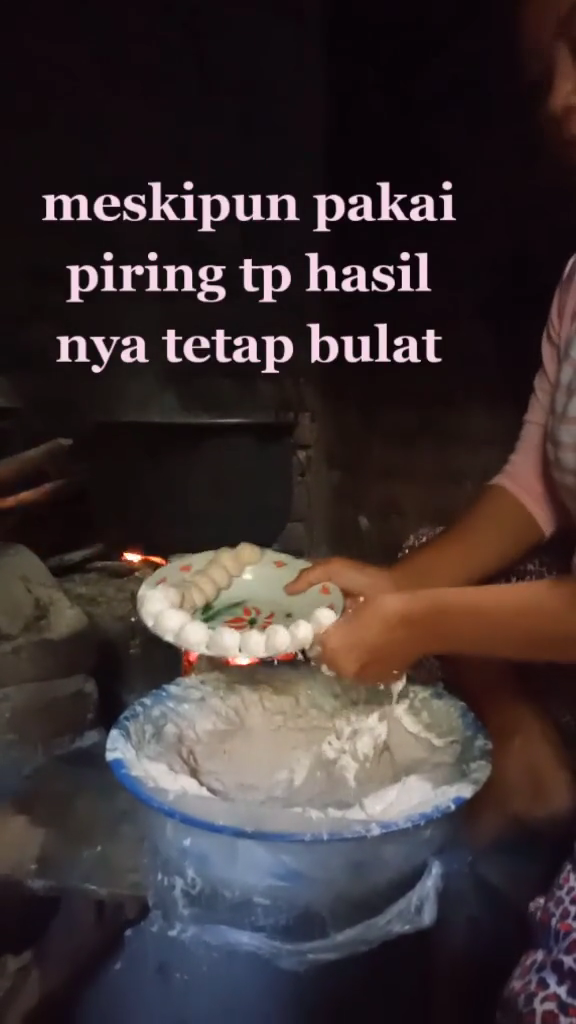 Aksi cerdik warganet mencetak bakso lebih cepat dan bentuknya bulat sempurna ini tanpa pakai sendok