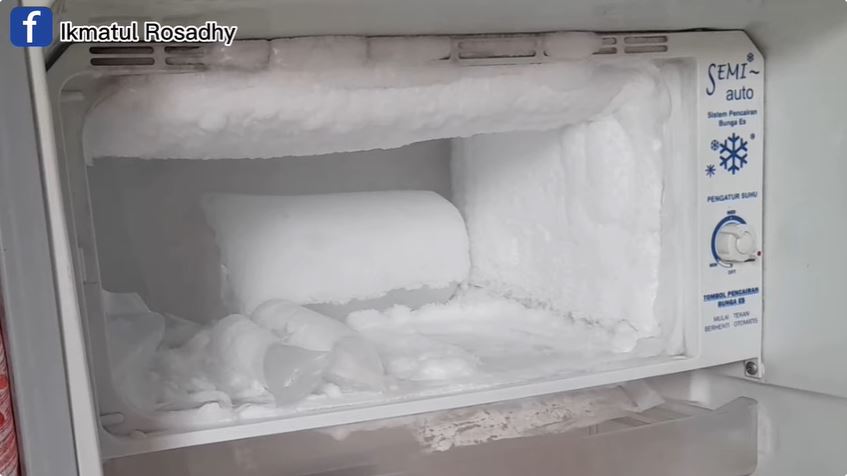 Trik mudah agar bunga es pada kulkas bisa rontok dalam waktu 10 menit, gunakan 1 bahan sederhana