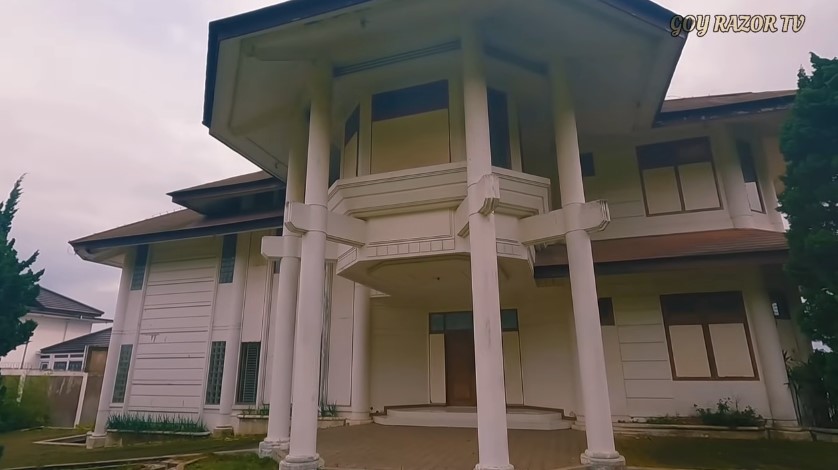 Kondisinya kosong 10 tahun, begini 11 penampakan rumah lawas Sarah Azhari yang megah bak istana