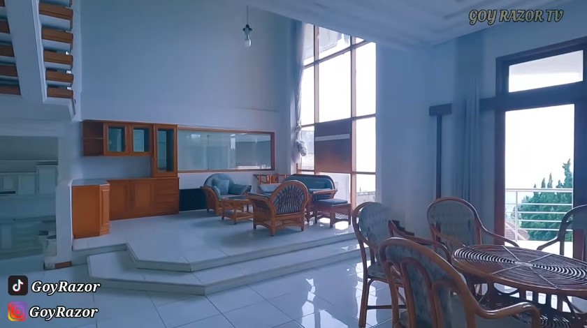 Kondisinya kosong 10 tahun, begini 11 penampakan rumah lawas Sarah Azhari yang megah bak istana