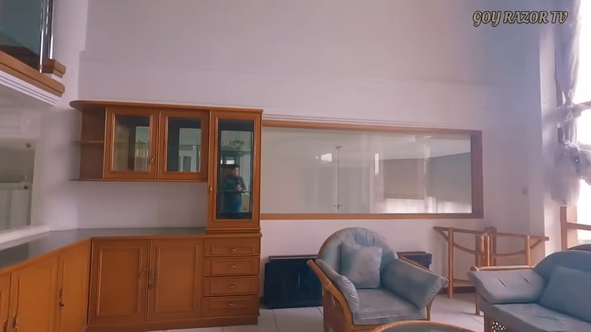 Kondisinya kosong 10 tahun, begini 11 penampakan rumah lawas Sarah Azhari yang megah bak istana