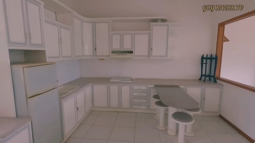 Kondisinya kosong 10 tahun, begini 11 penampakan rumah lawas Sarah Azhari yang megah bak istana