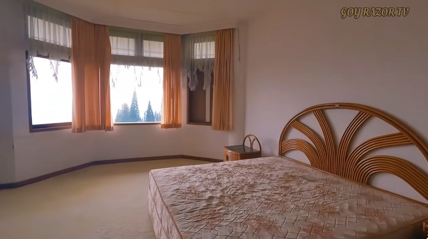 Kondisinya kosong 10 tahun, begini 11 penampakan rumah lawas Sarah Azhari yang megah bak istana