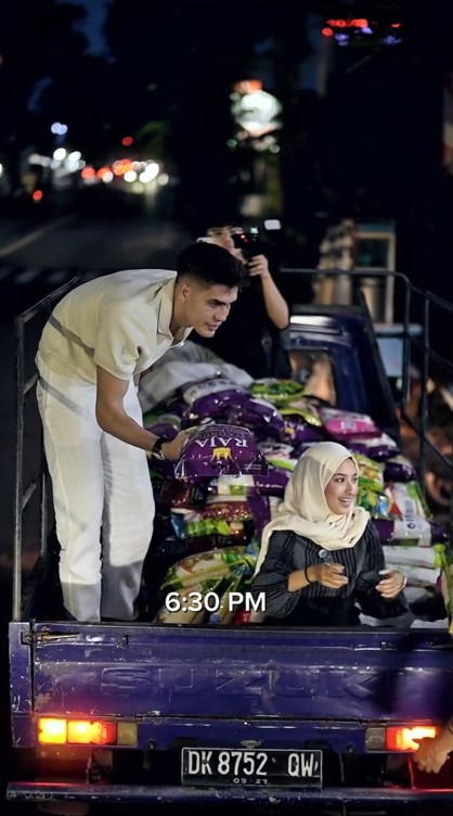 9 Momen Jennifer Coppen bagi-bagi sembako di jalanan bareng Aisar Khaled, gaya outfitnya bikin salfok