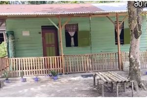 Rumah papan ini punya kamar mandi semi out door, 9 potretnya terlihat sejuk tapi bikin gagal fokus