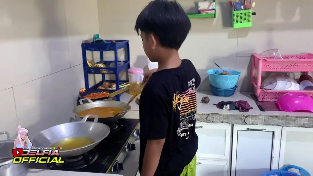 Bisa bangun rumah meski kini jarang manggung, intip 9 potret dapur di rumah Farel Prayoga