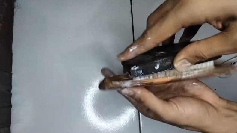 Trik bersihkan casing HP dekil kekuningan agar bening tanpa diberi baking soda, pakai 1 bahan dapur