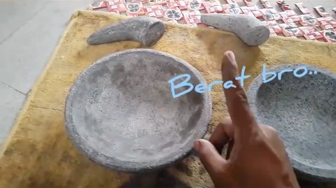 Trik mudah membedakan cobek batu asli dan palsu tanpa direndam air