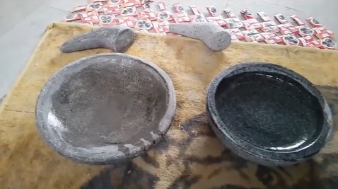 Trik mudah membedakan cobek batu asli dan palsu tanpa direndam air