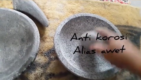 Trik mudah membedakan cobek batu asli dan palsu tanpa direndam air