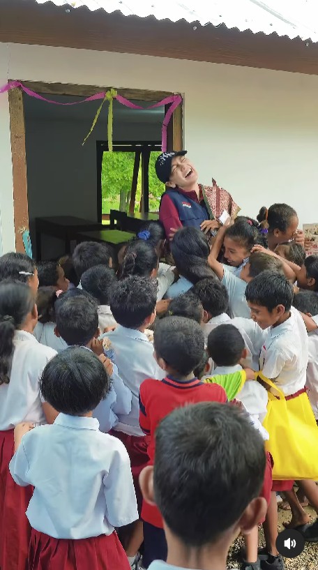 Dulu dinding bambu lantainya tanah, potret sekolah di NTT usai direnovasi Luna Maya jadi lebih layak
