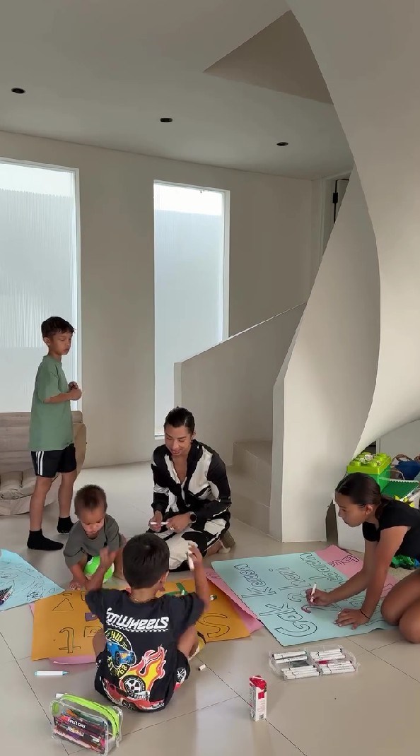 9 Momen keluarga Jennifer Bachdim bagi-bagi takjil, rela bonceng empat naik motor keliling jalanan