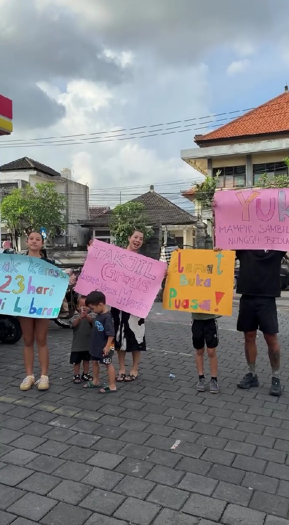9 Momen keluarga Jennifer Bachdim bagi-bagi takjil, rela bonceng empat naik motor keliling jalanan