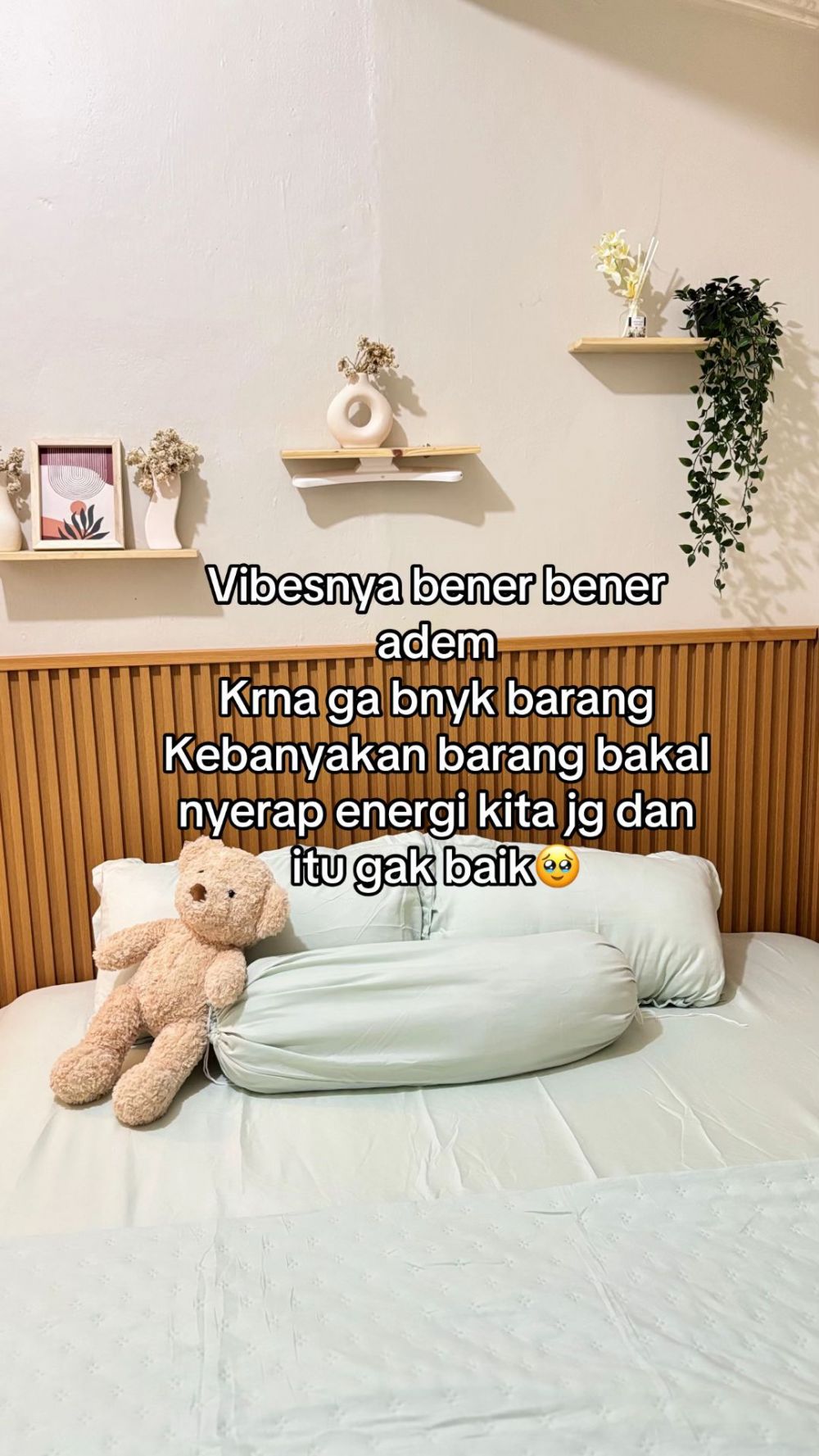 Kamar kontrakan dimakeover gegara buluk & penuh jamur, 9 potretnya jadi estetik cuma pakai wall panel