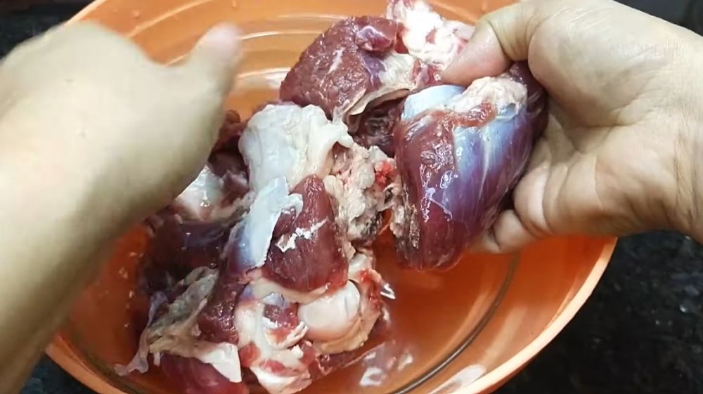 Cara cepat mencairkan daging beku dalam 5 menit pakai 2 bahan