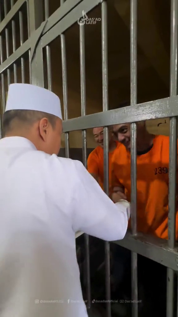 Dibesuk ustaz Das'ad Latief, 9 potret penampilan Vadel Badjideh di penjara, rambutnya bikin salfok
