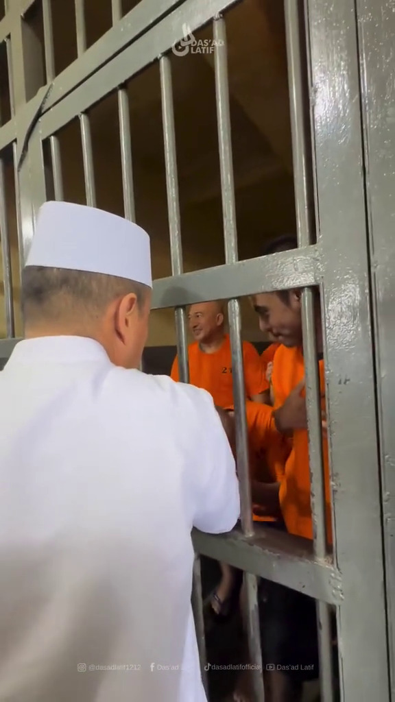 Dibesuk ustaz Das'ad Latief, 9 potret penampilan Vadel Badjideh di penjara, rambutnya bikin salfok