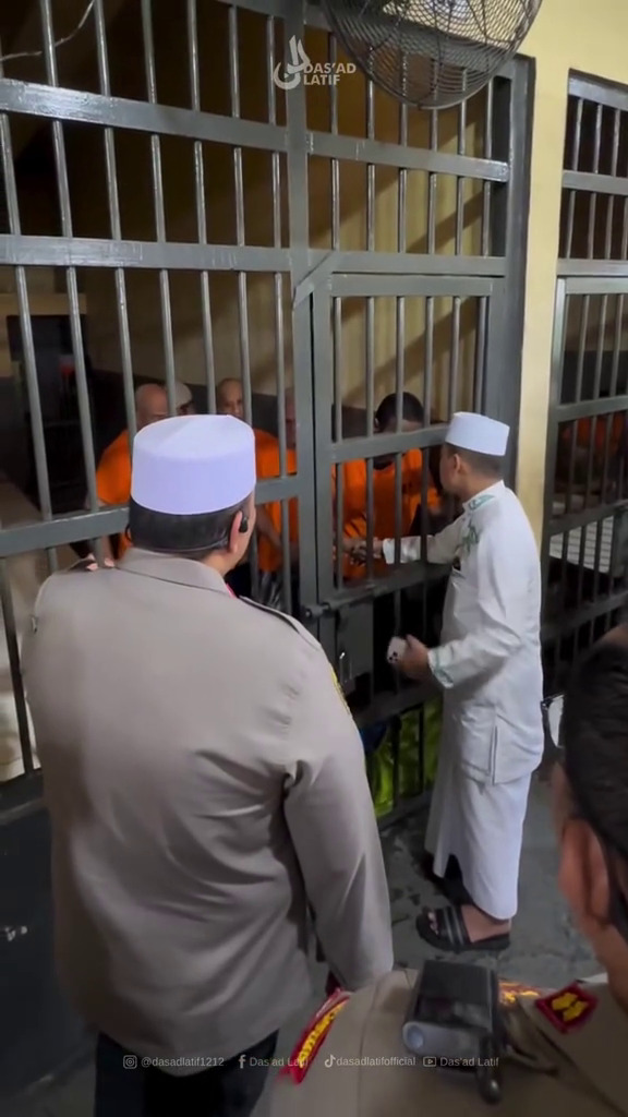 Dibesuk ustaz Das'ad Latief, 9 potret penampilan Vadel Badjideh di penjara, rambutnya bikin salfok