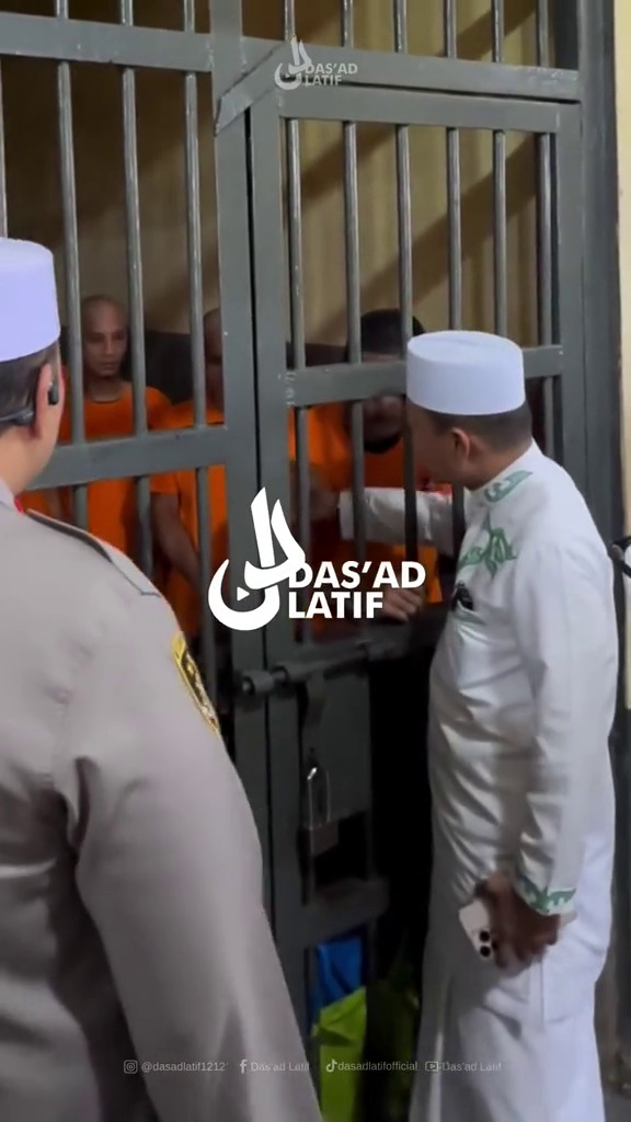 Dibesuk ustaz Das'ad Latief, 9 potret penampilan Vadel Badjideh di penjara, rambutnya bikin salfok