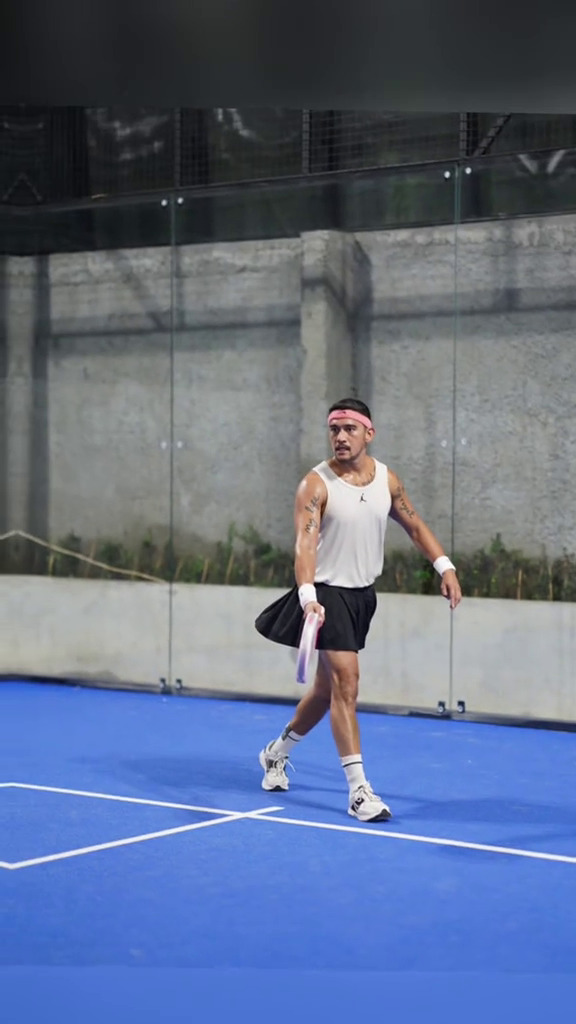 Pakai rok saat main tenis, 9 potret Mario Lawalata ini kontras dengan tampilan otot macho