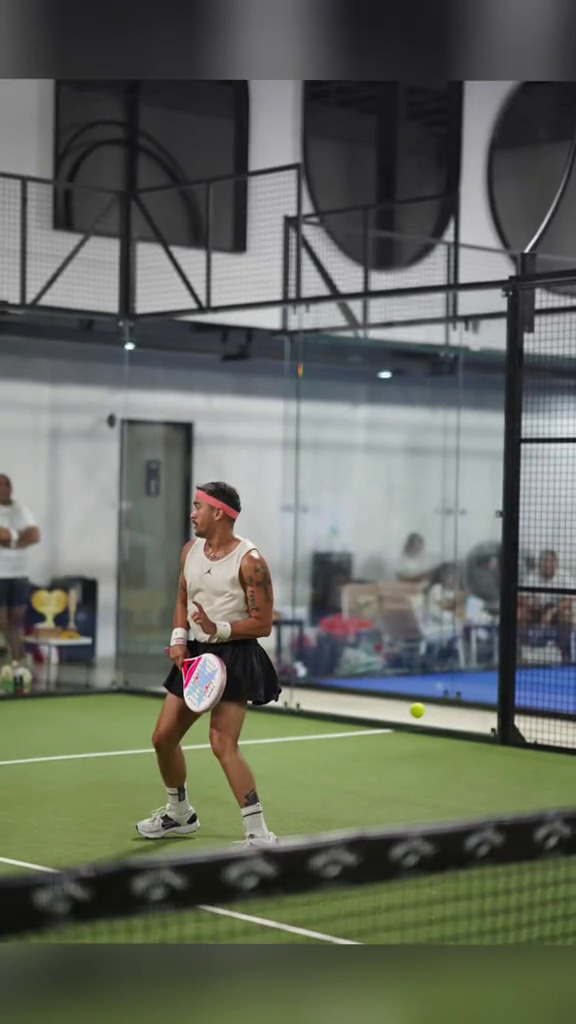 Pakai rok saat main tenis, 9 potret Mario Lawalata ini kontras dengan tampilan otot macho