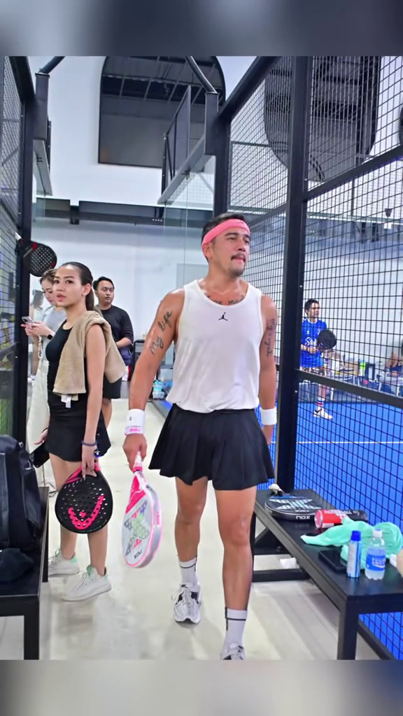 Pakai rok saat main tenis, 9 potret Mario Lawalata ini kontras dengan tampilan otot macho