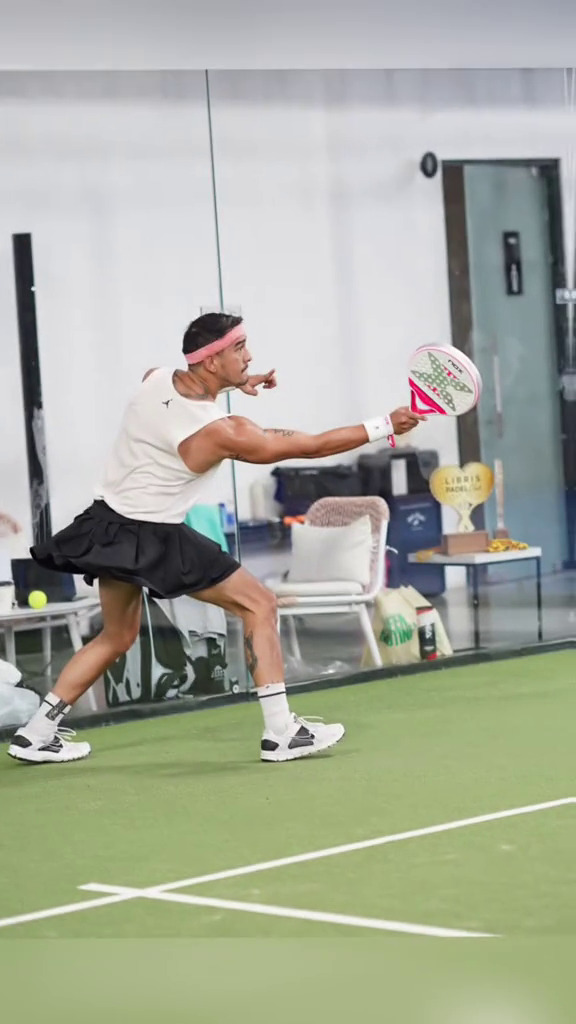 Pakai rok saat main tenis, 9 potret Mario Lawalata ini kontras dengan tampilan otot macho