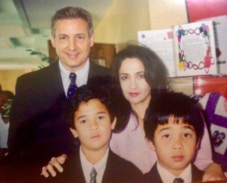 Kekasih Dono di Warkop ini kini tinggal di Amerika Serikat, ini 11 transformasinya yang awet muda