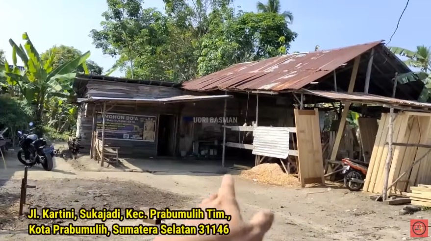 Kamar mandinya pakai drum berkarat, begini 11 potret rumah berlantai tanah Sridevi juara D'Academy 5