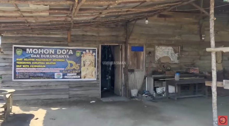 Kamar mandinya pakai drum berkarat, begini 11 potret rumah berlantai tanah Sridevi juara D'Academy 5