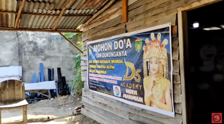 Kamar mandinya pakai drum berkarat, begini 11 potret rumah berlantai tanah Sridevi juara D'Academy 5