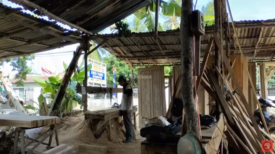 Kamar mandinya pakai drum berkarat, begini 11 potret rumah berlantai tanah Sridevi juara D'Academy 5