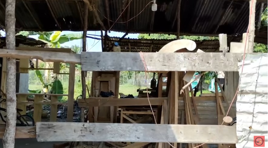 Kamar mandinya pakai drum berkarat, begini 11 potret rumah berlantai tanah Sridevi juara D'Academy 5