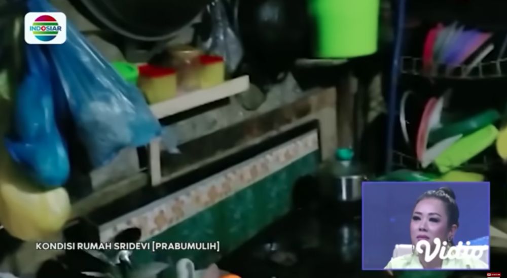 Kamar mandinya pakai drum berkarat, begini 11 potret rumah berlantai tanah Sridevi juara D'Academy 5