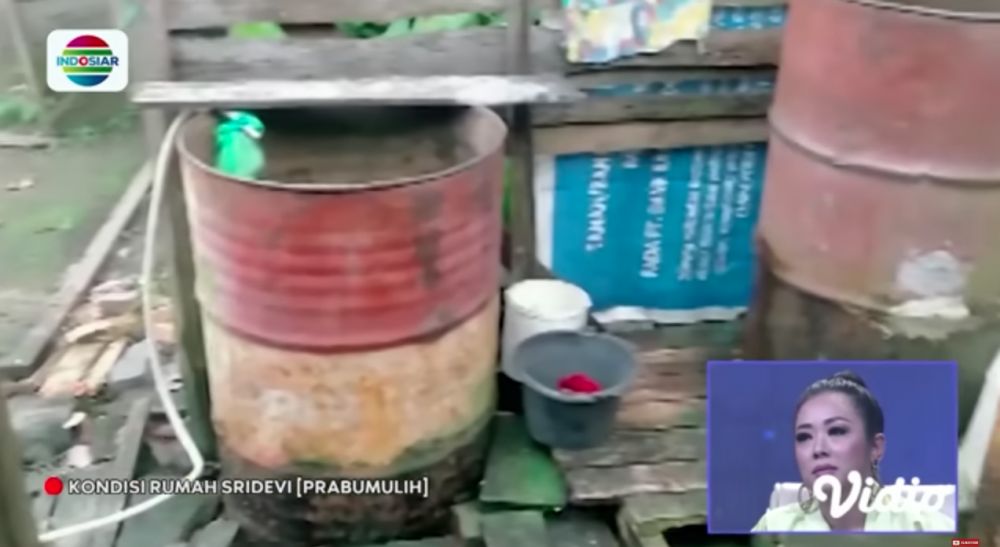 Kamar mandinya pakai drum berkarat, begini 11 potret rumah berlantai tanah Sridevi juara D'Academy 5