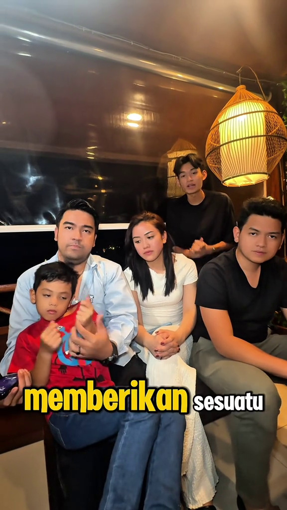 Tampak bahagia akur dengan keluarga, 9 potret Lolly kembali aktif main medsos dipuji makin glowing