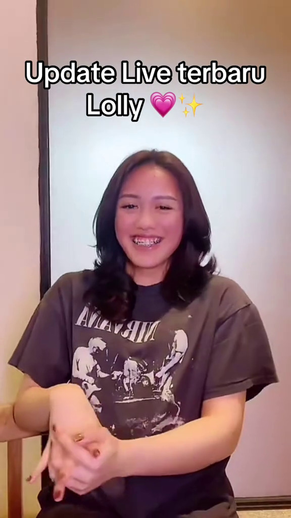 Tampak bahagia akur dengan keluarga, 9 potret Lolly kembali aktif main medsos dipuji makin glowing